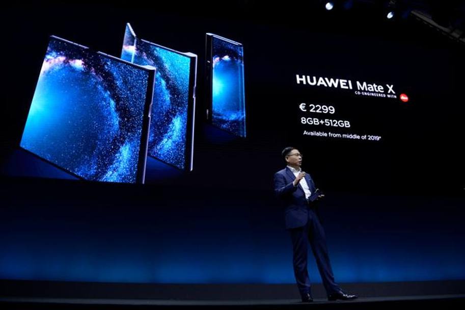 L’amministratore delegato di Huawei Richard Yu presenta al Mobile World Congress di Barcellona lo smartphone pieghevole Mate X. Afp